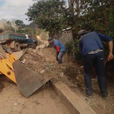 Prefeitura Municipal realiza limpeza e retirada de entulho de áreas públicas na Comunidade do Bonfim.