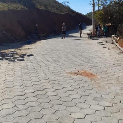 Obras de calçamento seguem a todo vapor nas ruas da Comunidade do Barro Branco.