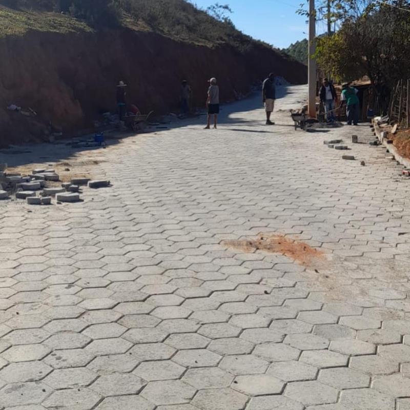 Obras de calçamento seguem a todo vapor nas ruas da Comunidade do Barro Branco.