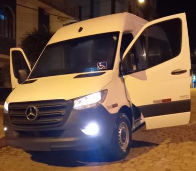 Prefeitura Municipal adquire van adaptada para transporte de pacientes
