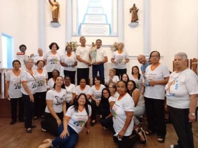 Grupo Bem Viver presta homenagem em Novena de Nossa Senhora do Rosário.