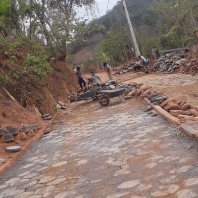 Prefeitura Municipal segue realizando a reforma e ampliação do calçamento na Comunidade do Cunha.