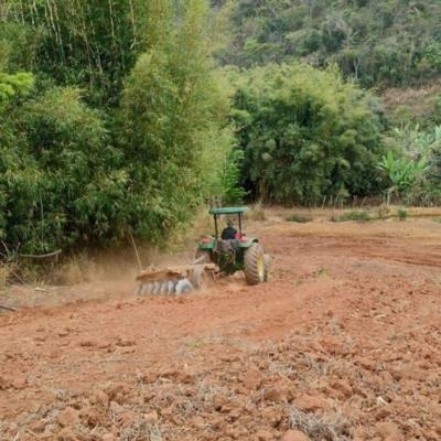 Prefeitura Municipal disponibiliza tratores para realização de arado para Produtores Rurais do Município.