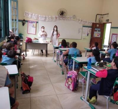 A Secretaria Municipal de Saúde realiza ação educativa de odontologia para estudantes da Escola Estadual Padre José Epifânio Gonçalves.