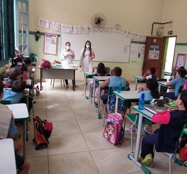 A Secretaria Municipal de Saúde realiza ação educativa de odontologia para estudantes da Escola Estadual Padre José Epifânio Gonçalves.