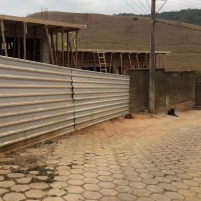 Prefeitura Municipal realiza limpeza e retirada de entulho na Rua do Cruzeiro, localizada no Centro do Município.