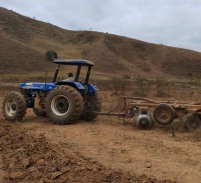 Prefeitura Municipal está realizando os serviços de arado para os produtores rurais do Município.