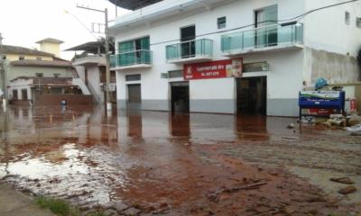 Moradores de Barra Longa (MG) ainda sofrem com lama nas ruas