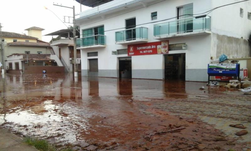 Moradores de Barra Longa (MG) ainda sofrem com lama nas ruas