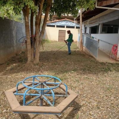 Secretaria Municipal de Meio Ambiente realiza limpeza e roçada nas áreas externas da Escola Municipal José Vasconcelos Lanna.