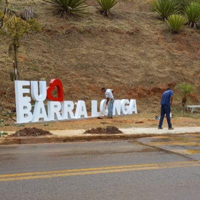 Prefeitura Municipal realiza o serviço de limpeza, retirada de entulho e poda de árvores no Portal de Entrada da Cidade