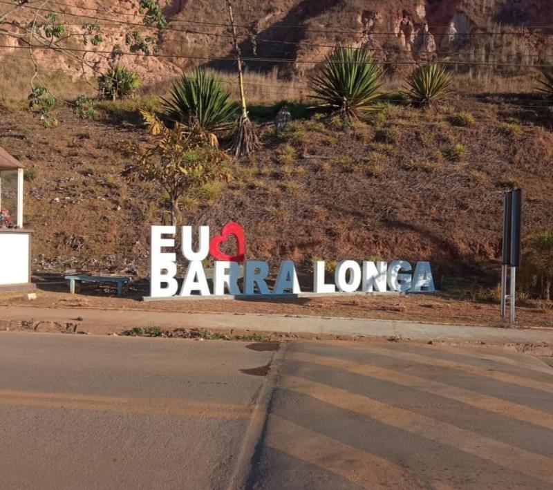 Letreiro de identificação do Município com a frase “Eu Amo Barra Longa “
