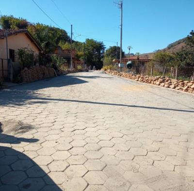Obras de calçamento segue sendo realizada nas ruas da Comunidade do Matipó.