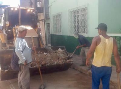 Prefeitura Municipal segue realizando limpeza e retirada de entulho de áreas públicas.